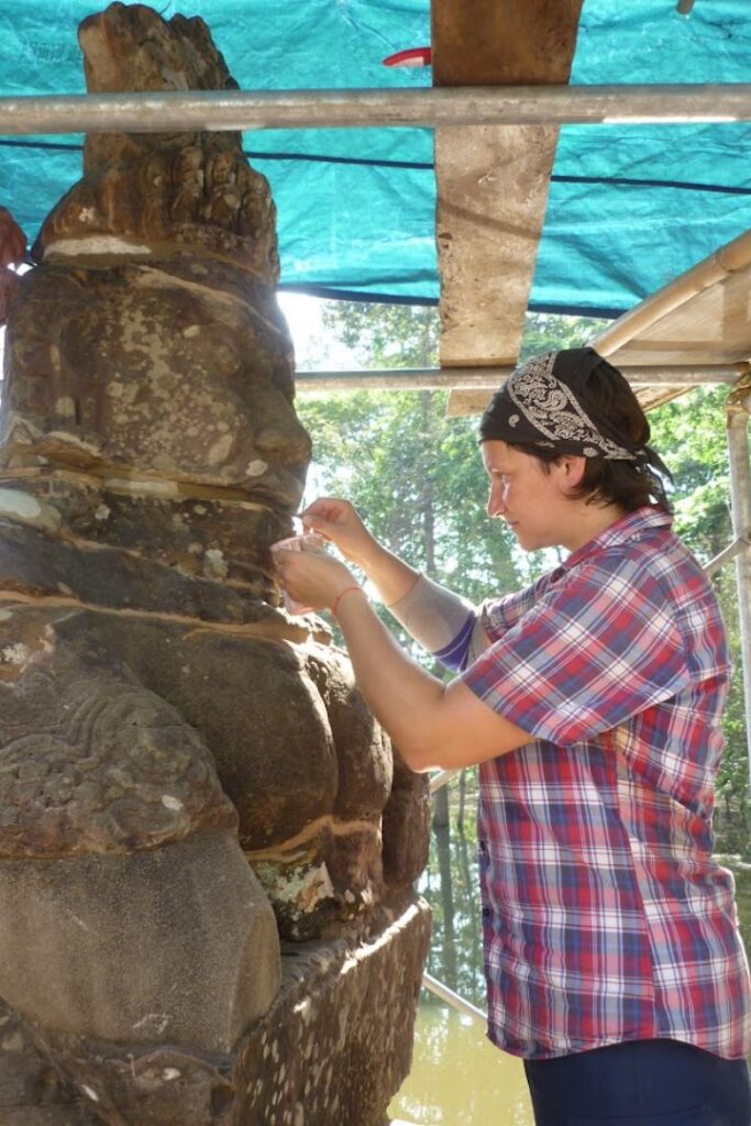 Restauratorin Tine Lippert restauriert eine antike Steinskulptur.