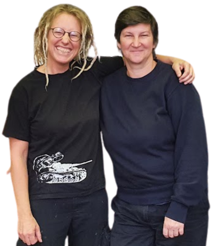 Gesa Witt und Tine Lippert liegen sich freudig in den Armen und lachen in die Kamera. Sie bieten restauration für Technik an.