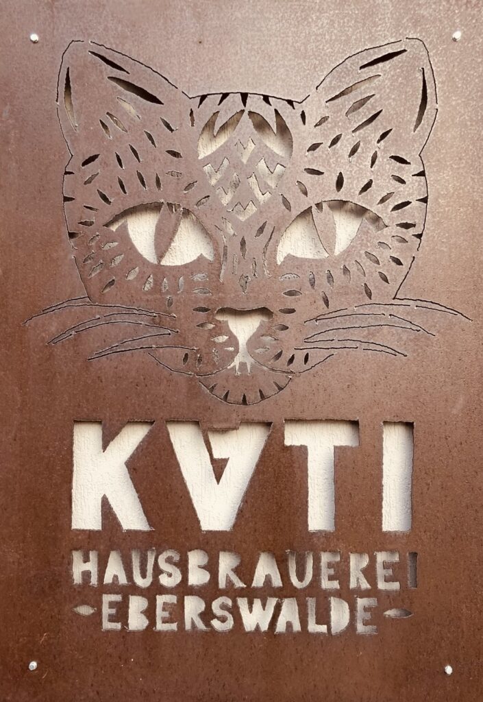 Das fertige Metallschild der Brauerei Kati aus Eberswalde. Es zeigt eine Katze und Schrift.