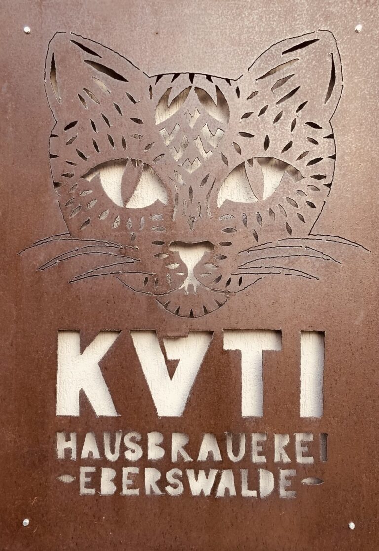 Das fertige Metallschild der Brauerei Kati aus Eberswalde. Es zeigt eine Katze und Schrift.