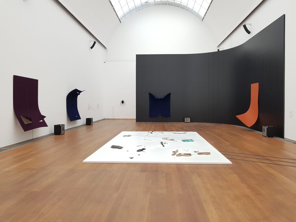 Blick in die Ausstellung "Estuaries" von Naama Tsabar im Hamburger Bahnhof vor dem Abbau der Kunstausstellung.