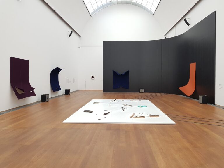 Blick in die Ausstellung "Estuaries" von Naama Tsabar im Hamburger Bahnhof vor dem Abbau der Kunstausstellung.