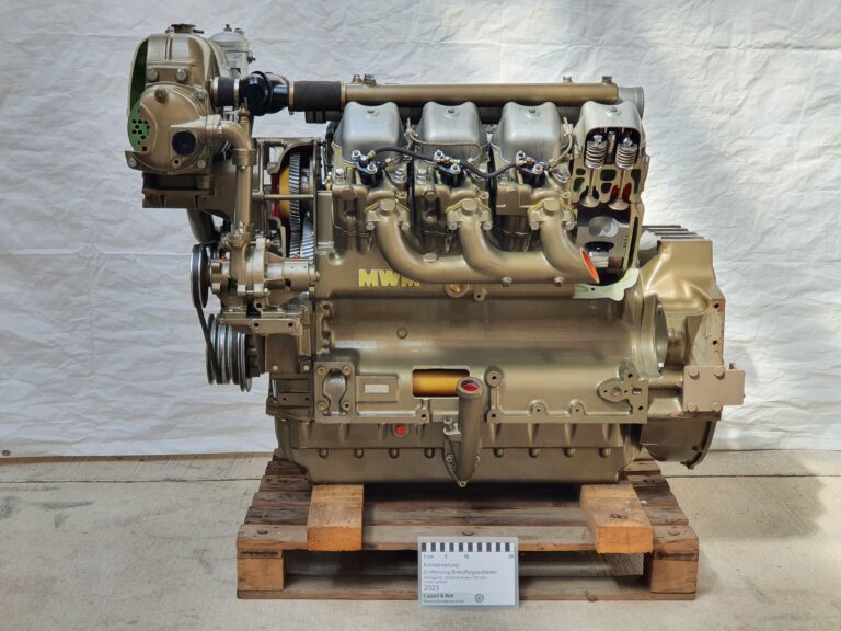 Ein historischer V8-Dieselmotor nach der Brandschadensanierung, sauber und konserviert in der Werkstatt.