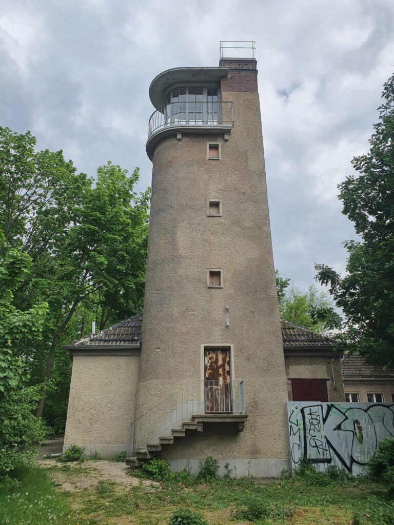 Der fertig sanierte Zenner-Turm im Treptower Park nach der denkmalgerechten Sanierung der Turmkanzel.