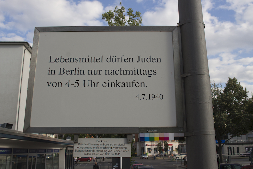 Die Textseite eines Mahnmal-Schildes mit einer anti-jüdischen Verordnung, Teil des Projekts zum Denkmalpflege Konzept.