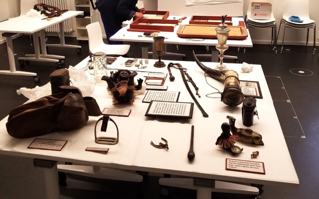 Für Museen und Sammlungen: Verschiedene historische Exponate wie ein Trinkhorn und Steigbügel sind ausgelegt.
