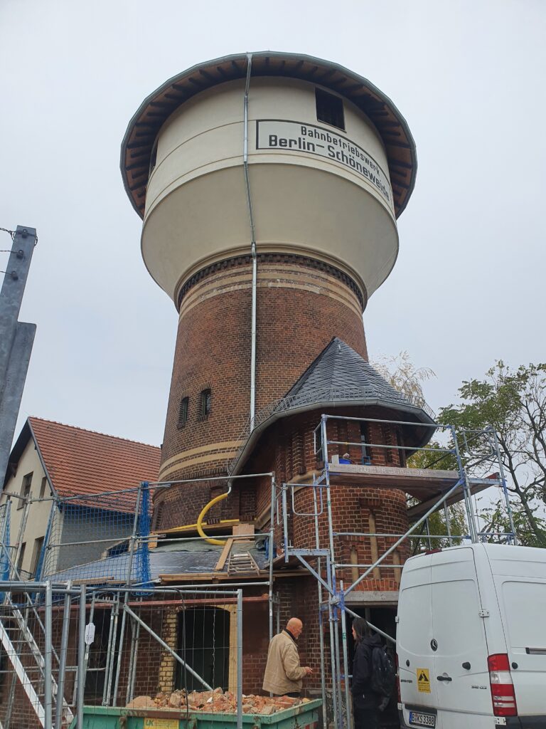 Der historische Wasserturm in Berlin-Schöneweide, ein Projekt, bei dem ein Industriedenkmal saniert wurde.