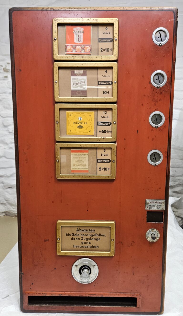 Ein historischer, roter Zigarettenautomat nach der konservatorischen Reinigung des Museumsobjekts.