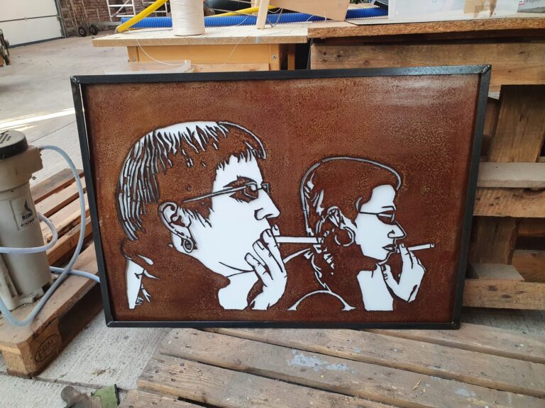 Ein aus Stahlblech geschnittenes Portrait von zwei rauchenden Personen, ein Beispiel für individuelle Metallkunst.