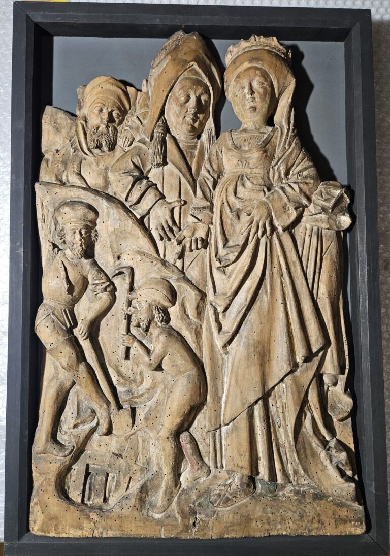 Ein mittelalterliches Holzrelief nach der restauratorischen Reinigung im Diözesanmuseum Regensburg.
