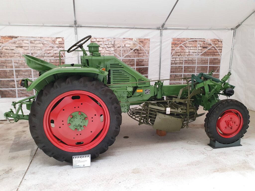 Der grüne Fendt Geräteträger nach der erfolgreichen Sanierung des Traktors.