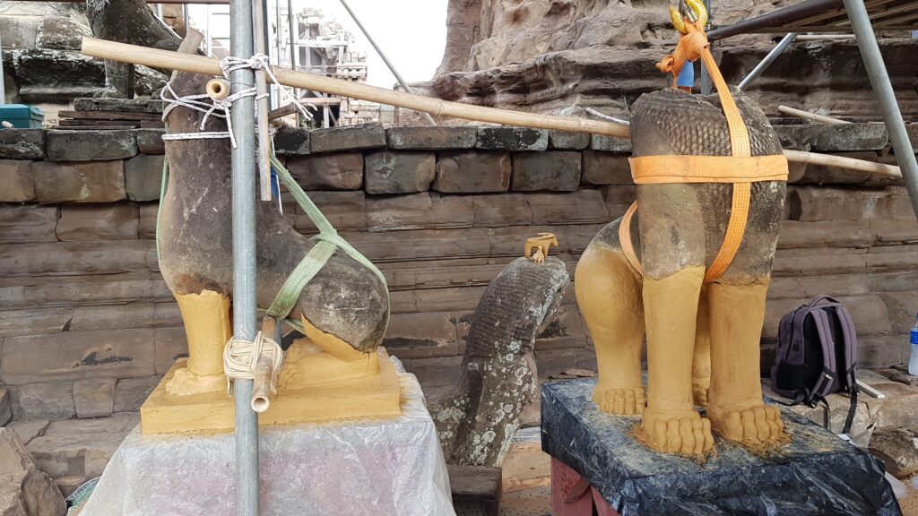 Die fertigen Tonmodelle der Löwenbeine als Vorlage für die Steinrestaurierung am Denkmal.