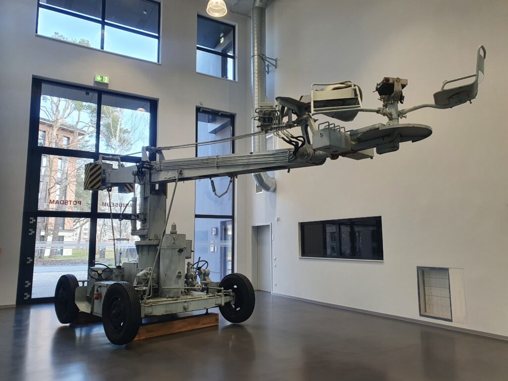 Der restaurierte Kamerakran als Ausstellungsobjekt im Atrium des Filmmuseums Potsdam.